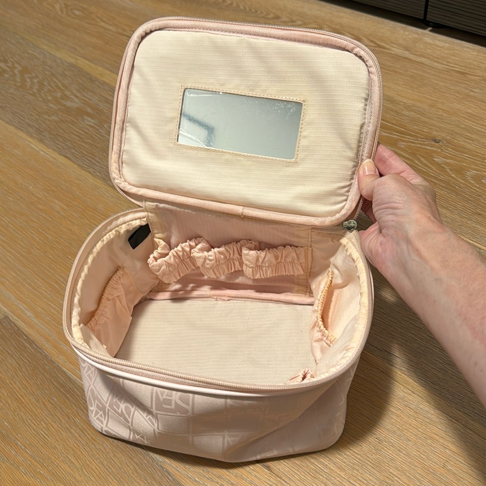 Saks Fifth Avenue toiletry bag pale pink